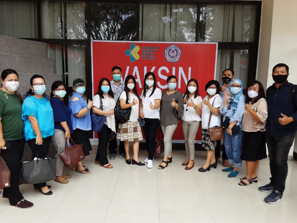Dosen dan Staf FIB Unsrat melaksanakan Vaksinasi Covid-19 Tahap 1
